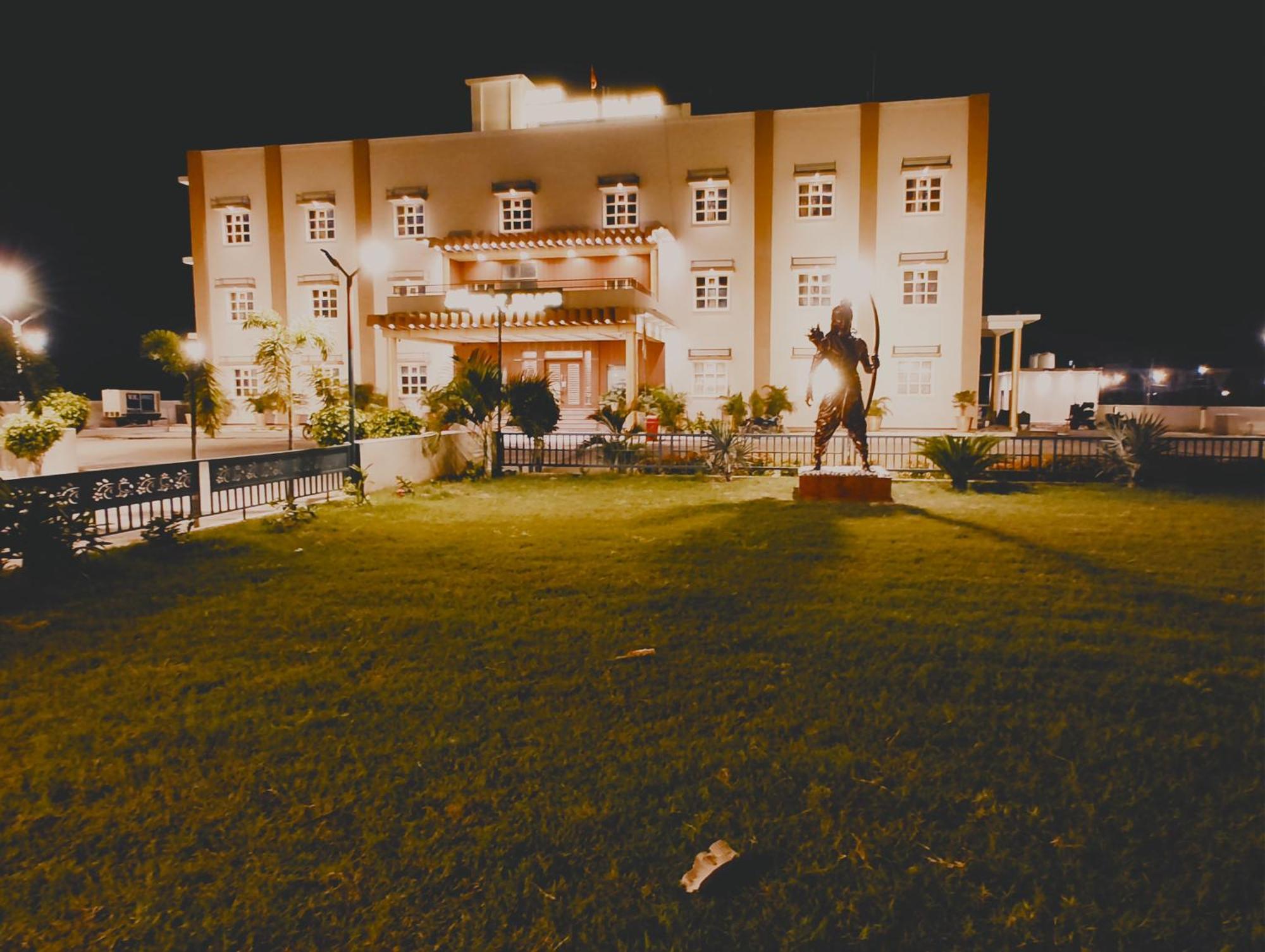 Avadh Sunshine Palace Hotel And Resort Ayodhya 外观 照片